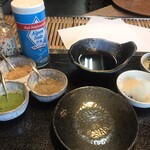 海老蔵 天ぷら - 天麩羅の薬味セット。ご飯とお味噌汁は好きなタイミングで提供してもらえます。