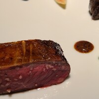 カセント - ⑮蝦夷鹿の仔鹿(北海道産)のステーキ
                    お肉の軟らかさが際立っていますし、程好い肉汁もあり美味しい