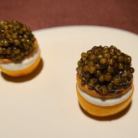 カセント - ②食用鬼灯のベース、山羊チーズ、サブレ、オシェトラキャビア載せ
                    鬼灯の酸味のある甘み、少し癖のある山羊チーズのコク、オシェトラキャビアの仄かな塩味のある旨みがハーモニーを奏でます