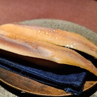 カセント - ⑦大羽鰯のオイルサーディン仕立て、自家製シュー敷き
                    大羽鰯の身の透明感が際立っており、鮮度の良さが伺えます
                    香りも良く旨みもたっぷりで濃厚な味わい
