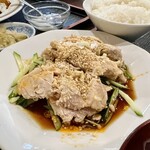 紅龍 - よだれ鶏定食 820円 ※ライス、漬物、サラダ、スープ、杏仁豆腐付き
            2023年10月26日