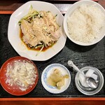 紅龍 - よだれ鶏定食 820円
            2023年10月26日