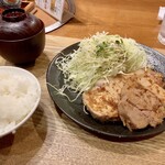 肉のやま金 - ライス、味噌汁が付きます。