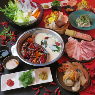 ２種類のスープが楽しめる発酵薬膳火鍋