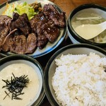 牛タン塩焼 テールスープの店 べこ虎 - 牛たんとカルビ合盛りとろろ定食（ハラミに変更）2,200円