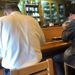 Yasuragi Dokoro Hisa - 店内は狭くて、カウンターがゆったり5席。テーブルが2人と4人用が1卓ずつ。12時回ったあたりは満席で中待ちが普通。でも回転がいいんであんまり待たなくてok