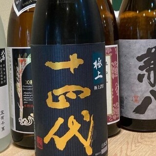 田舎の焼酎やプレミアの日本酒も。お料理に合うお酒を取り揃え