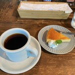 TOKYO CLASSIC CAMP CAFE - ホットコーヒー(コナブレンド)とベイクドチーズケーキ。