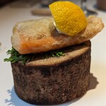 デフィ・ジョルジュマルソー - 珍しい大分産のサーモンをフリットしたもの。ゆずを絞って頂きます