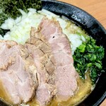 横浜らーめん 若武者 - ラーメン(並)＋玉ねぎ＋お心遣い