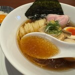 酒肴場 屯 - 煮干し中華は煮干し、秋刀魚節の他、真鯵、ホウボウ、さわらのお出汁でふっくらと厚みのある味わい