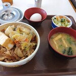 Sukiya - 月見すきやき牛丼650円税込＆お新香セット150円税込ですってぇ〜♪