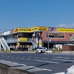 ブロンコビリー - 1階は駐車場で、2階が店舗です。