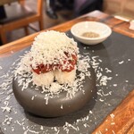 USHIHACHI - チーズ肉寿司(その場で削ったチーズをたっぷりかけて頂けます)