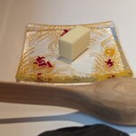 デフィ・ジョルジュマルソー - バター皿もバターナイフも素敵。木のぬくもりと握りやすい形状がとても良いんだよな〜(⁠✷⁠‿⁠✷⁠)