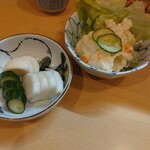 とんかつ燕楽 - 定食付属のポテサラ＆お新香