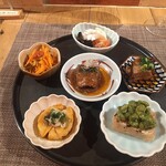 fu-fu shisen - 今宵の6種の前菜盛り合わせ（上から時計回りに）木耳と蕪のピクルス、マグロの叉焼、グリーンピースのクロスティーニ、帆立の青豆板醤蒸し、キャロットラペ マンゴーの発酵ソース、サンマの火鍋煮