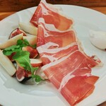 ビストロ マキムシ - 佐賀の黒イチジク、紅玉、ハモンセラーノ生ハム1,800円