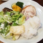 キッチン ブルー グローブ - ３度目はご飯、サラダ、お新香を乗せます