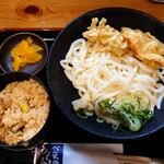 Benten Udon - 令和5年10月
                      ランチタイム(11:00〜15:00)
                      とり天ぶっかけうどん冷 税込550円
                      セットのかやくご飯 税込100円