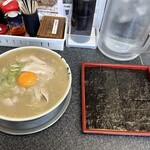 佐賀ラーメン いちげん。 - 卵黄入りラーメン ¥850＋焼海苔 ¥150