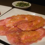 ワンカルビ - にんにく塩だれタン♡奥にある葱塩ダレが最高すぎました♡( *´艸｀)♡