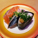 回転寿司 鼓響 - 鮭の白子・さんま・サーモン　396円