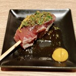 Yakitori Kinzan - かつおの炭火炙り串（自家製薬味醤油）（¥418/本）（税込）