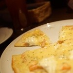 ラウンジ フェリース - サーモンとクリームチーズのピザ