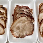 桑原精肉店 - 絶品焼豚(やきぶた)三種。左からロース、肩ロース、バラ肉。