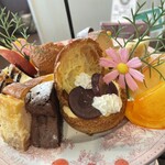 Cafe Chouette - スイーツ（1段目）。造花が、親しみがわく感じ。