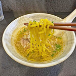 石山商店 - 麺は菅野製麺製の黄色い縮れ麺