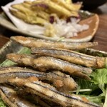 炉ばたのてんがらもん - きびなご、奥はサツマイモ