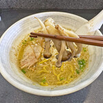 石山商店 - シメジの味や食感も牡蠣スープにとても良く合います