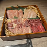 一鳥目 とり松 - 今日の鶏焼肉。鶏肉は「松風地鶏」
                    兵庫県三田市（サンダシ）の山奥。
                    壮大な自然の中で育つ純血の名古屋コーチンを血統に旨味と甘みが冴え渡る地鶏。