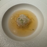 一鳥目 とり松 - 鶏焼売スープ
                    地鶏をベースにして昆布や香味野菜をじっくり煮込んだ味わい深いスープ。鶏焼売に酢橘がついていてサッパリしたアクセント。