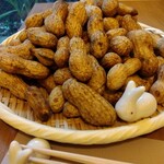 肴や いとう - 雲南でとれた大きな生落花生を塩茹でしました
ホクホクで塩味が効いて美味しいですよ
※季節のおすすめ料理となりますR5.10月