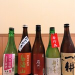 肴や いとう - 島根や東北、山口県の雁木など店主が飲みたいと思う
地酒を常時4〜5本取揃えております