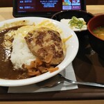 すき家 - チーズデミバーグカレー大盛、冷奴、豚汁