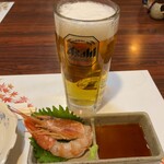 Yakitori No Hachiman - 生ビールとお通しの海老の刺身