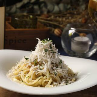 豐富的單點菜單包括由我們的廚師準備的精緻義大利菜。
