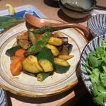 Jizake Sakana Soba Mahoroba - いろどり野菜のカレー炒めパクチーのせ(お願いをしてパクチーは別皿にして頂きました)