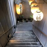 大鶴見食堂 - 階段を降ります。夜は雰囲気あるかな？