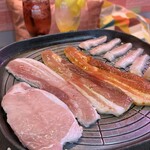 韓国料理 サムギョプサルとフライドチキン スリスリマスリ - 