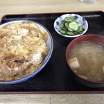 大衆食堂すずめ - 料理写真:カツ丼　みそ汁と漬物付き850円。