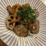 Izakaya Torinobu - 和牛と蓮根の炊き合わせ。中華みのある濃いタレが絡んで、お肉の柔らかさと蓮根のシャキシャキで飽きなく食べられる！お酒にも合うー