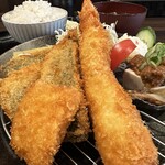 Nikuroba Tatoko - 魚介フライ   立派な海老フライ、鯵フライ3切れ、肉厚イカ、鯵の骨せんべい付き!!