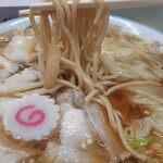 中華そば みたか - 麺は中太ストレート。インパクトあり。自家製麺