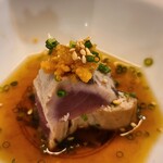 焼とり 熟成魚 木崎 - •戻り鰹のタタキ　炭で炙ってるので香りも良き！！　