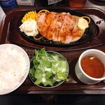 肉＆生ハム 隠れ家バル ボノボ  - 低温調理やわらかローストポークステーキ（980円）